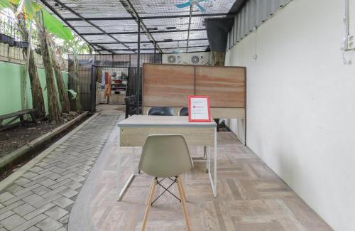 Jakarta Hotel | Budget-Friendly Stay at RedDoorz near RS Sari Asih Ciledug
