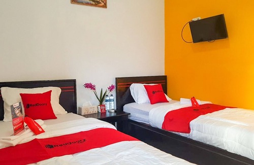Luwuk Hotel | Top-Rated RedDoorz Near RSUD Kota Luwuk for Families