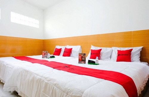 Kopeng Hotel | Cozy RedDoorz Near STAB Syailendra Kopeng with Breakfast