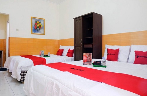 Kopeng Hotel | Cozy RedDoorz Near STAB Syailendra Kopeng with Breakfast