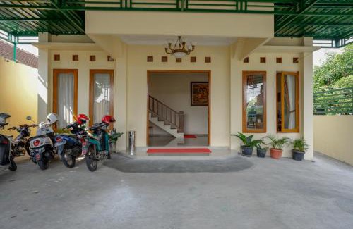 Karanganyar House | Discover RedDoorz Near Stadion 45 Karanganyar - Family-Friendly Stay