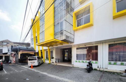 Palmerah Hotel | RedDoorz Near Stasiun Tanah Abang