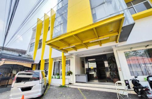 Palmerah Hotel | RedDoorz Near Stasiun Tanah Abang