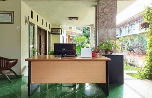 Metro Hotel | Budget-Friendly Stay at RedDoorz near Taman Merdeka