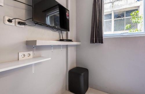 Jakarta House | Budget-Friendly RedDoorz Near Tanjung Duren with Family Amenities