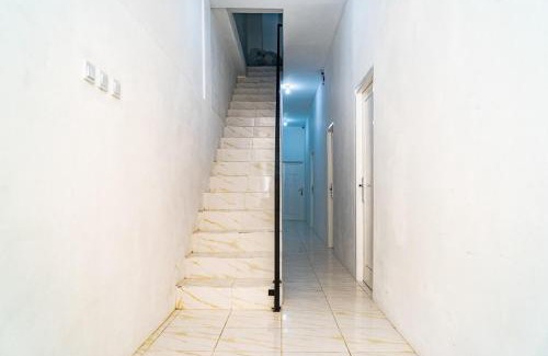 Jakarta House | Budget-Friendly Stay at RedDoorz near Tarumanagara University