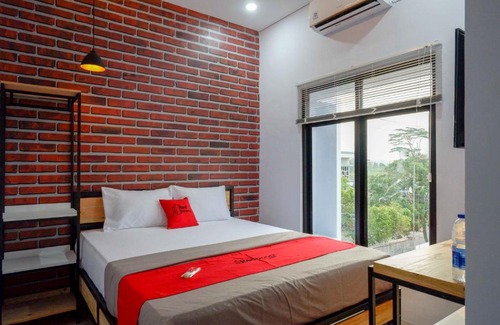Banyumas Hotel | Budget-Friendly Stay at RedDoorz near Universitas Muhammadiyah