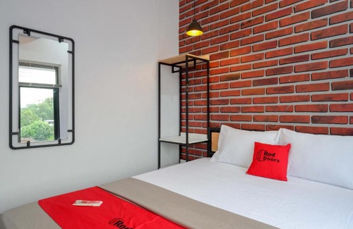 Banyumas Hotel | Budget-Friendly Stay at RedDoorz near Universitas Muhammadiyah