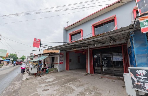 Karawang Hotel | Budget-Friendly RedDoorz Near UNSIKA University Karawang