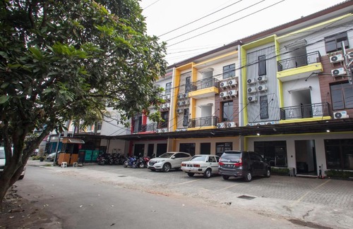 Dinoyo House | Accessible Comfort at RedDoorz Plus Tlogomas - 8/10 Rated