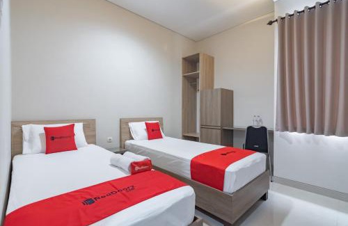 West Cirebon Hotel | Discover RedDoorz Plus at Cirebon City Center - Family Friendly