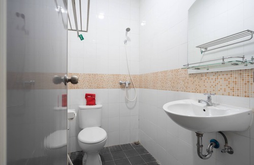 Sunter Hotel | Budget-Friendly Stay at RedDoorz Plus @ Danau Sunter Utara