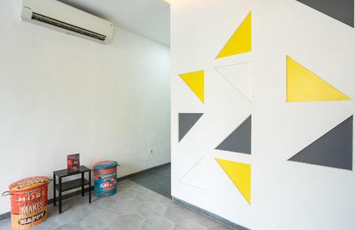 Sunter House | Budget-Friendly Stay at RedDoorz Plus @ Danau Sunter Utara