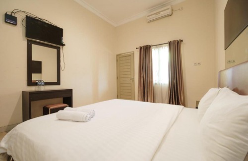 Surabaya House | Budget-Friendly Stay at RedDoorz Plus @ Gunungsari Surabaya