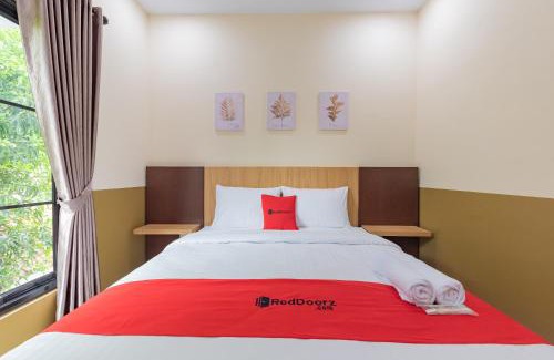 West Cirebon Hotel | Child Friendly Retreat at RedDoorz Plus @ La Asiana Guest House
