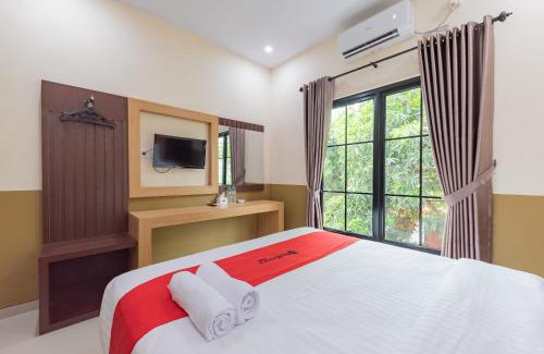 West Cirebon Hotel | Child Friendly Retreat at RedDoorz Plus @ La Asiana Guest House