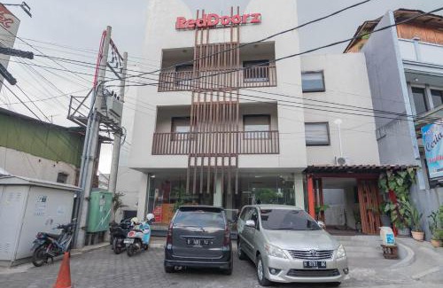 Astana Anyar House | Family-Friendly Stay at RedDoorz Plus near Asia Afrika