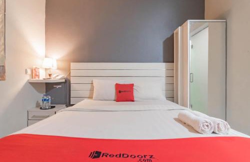 Astana Anyar House | Family-Friendly Stay at RedDoorz Plus near Asia Afrika