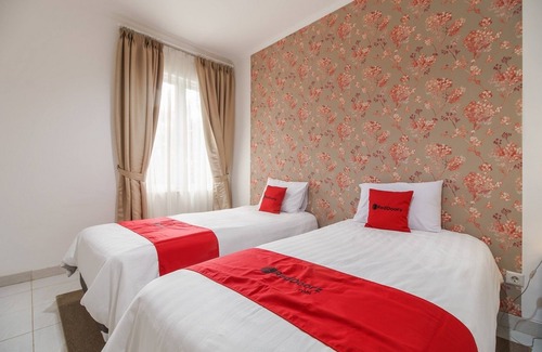 Pancawati House | Budget-Friendly RedDoorz Plus with Pool & Breakfast