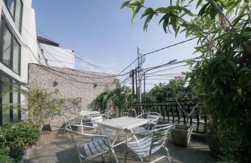 Jakarta House | Budget-Friendly Stay at RedDoorz Plus near Green Pramuka Mall