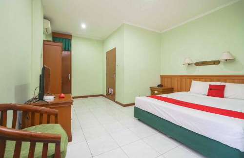 Ragunan Hotel | Discover Comfort at RedDoorz Plus near Kemang Raya