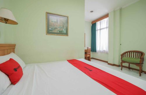 Ragunan Hotel | Discover Comfort at RedDoorz Plus near Kemang Raya