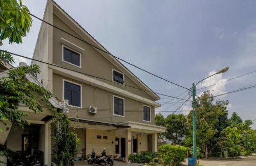 Cikarang House | Family-Friendly RedDoorz Plus near Lippo Cikarang Mall