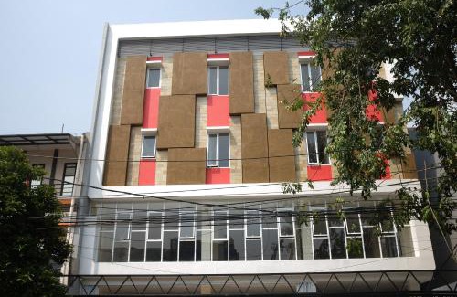 Tanjung Duren Utara House | Affordable Family Stays at RedDoorz Plus Near Mall Ciputra