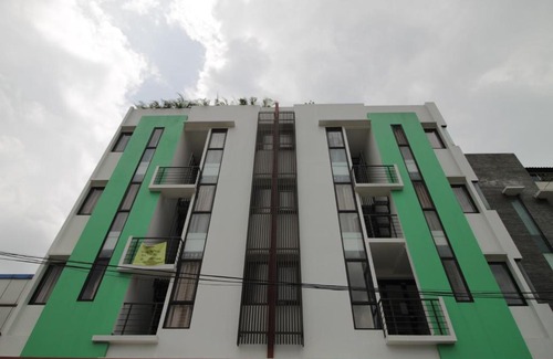 Kebon Kacang House | Convenient RedDoorz Plus Near Plaza Indonesia for Families