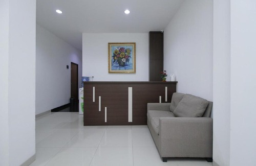 Kebon Kacang House | Convenient RedDoorz Plus Near Plaza Indonesia for Families