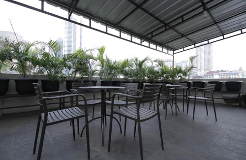 Kebon Kacang House | Convenient RedDoorz Plus Near Plaza Indonesia for Families