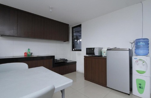 Kebon Kacang House | Convenient RedDoorz Plus Near Plaza Indonesia for Families