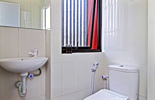 Kebon Kacang Hotel | Comfortable RedDoorz Plus with Breakfast Near Plaza Indonesia