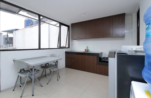 Kebon Kacang Hotel | Comfortable RedDoorz Plus with Breakfast Near Plaza Indonesia