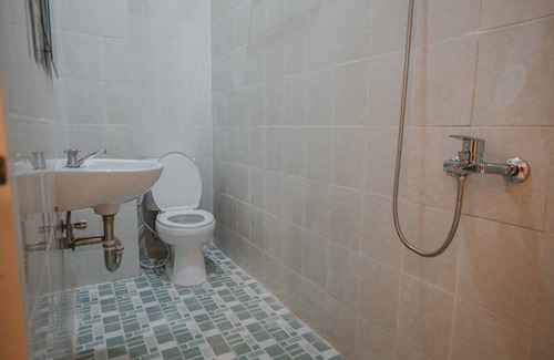 Melawai Hotel | Convenient RedDoorz Plus near Plaza Blok M with Breakfast