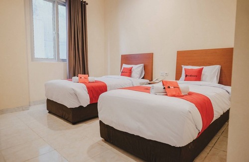 Melawai Hotel | Convenient RedDoorz Plus near Plaza Blok M with Breakfast