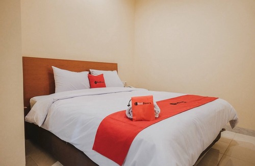 Melawai Hotel | Convenient RedDoorz Plus near Plaza Blok M with Breakfast