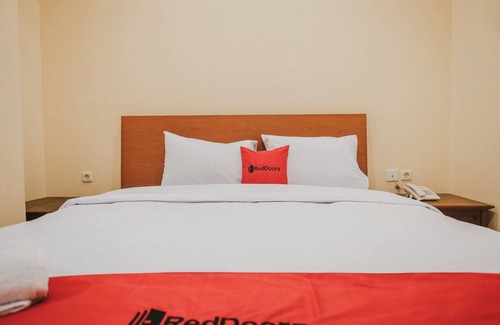 Melawai Hotel | Convenient RedDoorz Plus near Plaza Blok M with Breakfast