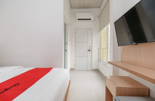 Palembang House | Budget-Friendly Stay at RedDoorz Plus Near RS RK Charitas 2