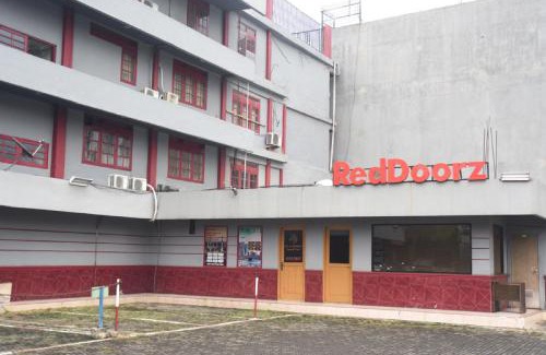 Menteng House | Budget-Friendly RedDoorz Plus with Child-Friendly Amenities