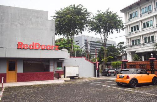 Menteng House | Budget-Friendly RedDoorz Plus with Child-Friendly Amenities