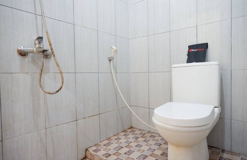 Cilacap House | Budget-Friendly Stay at RedDoorz Plus near Stadion Wijaya Kusuma