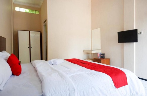Cilacap House | Budget-Friendly Stay at RedDoorz Plus near Stadion Wijaya Kusuma