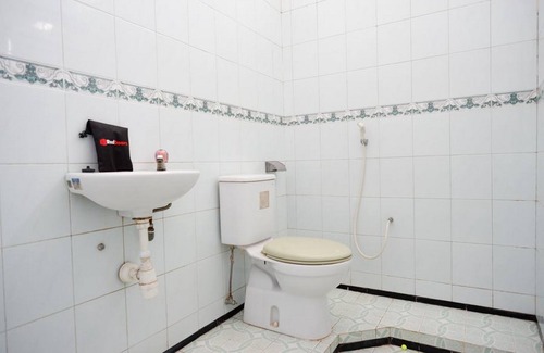 Cilacap House | Budget-Friendly Stay at RedDoorz Plus near Stadion Wijaya Kusuma