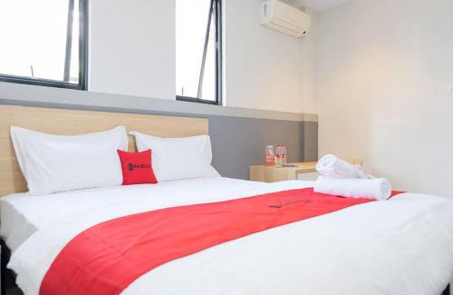Tanjung Duren Utara Hotel | Budget-Friendly Stay at RedDoorz Plus near Taman Anggrek Mall