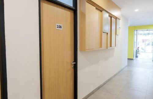 Tanjung Duren Utara Hotel | Budget-Friendly Stay at RedDoorz Plus near Taman Anggrek Mall