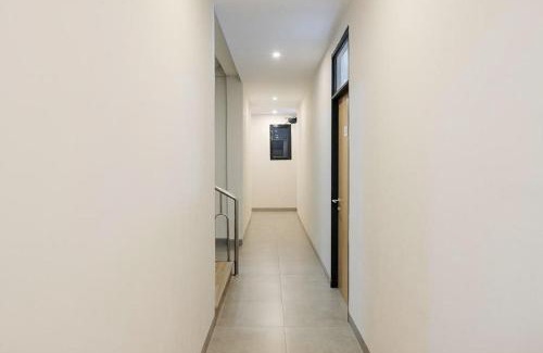 Tanjung Duren Utara Hotel | Budget-Friendly Stay at RedDoorz Plus near Taman Anggrek Mall