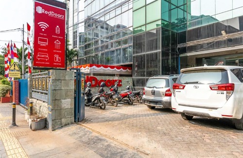 Cikini House | Family-Friendly Stay at RedDoorz Plus near Taman Ismail Marzuki