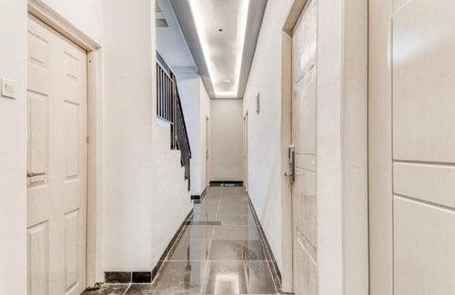 Cikini House | Family-Friendly Stay at RedDoorz Plus near Taman Ismail Marzuki