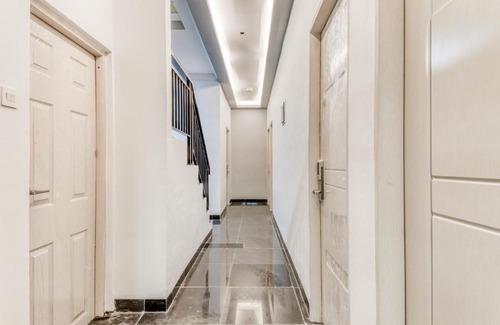 Cikini House | Family-Friendly Stay at RedDoorz Plus near Taman Ismail Marzuki